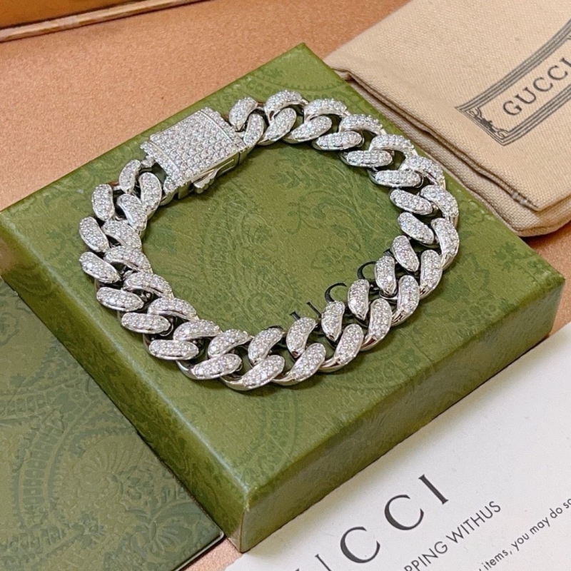 G*u*i bracelets
